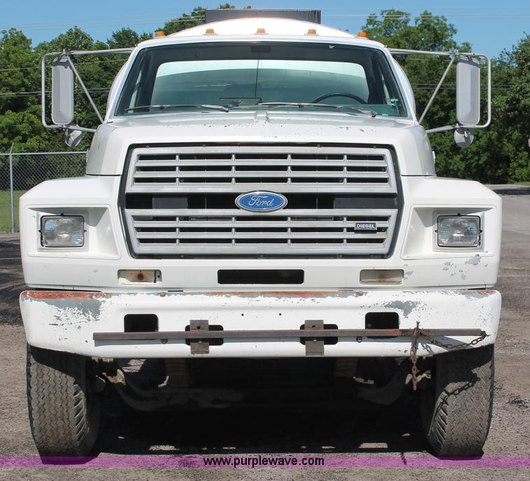 image for item K8866 1993 Ford F700 oil distribution truck