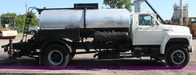image for item K8866 1993 Ford F700 oil distribution truck