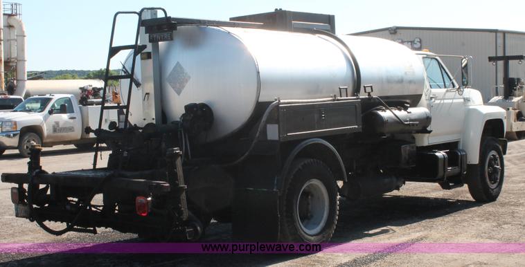 image for item K8866 1993 Ford F700 oil distribution truck