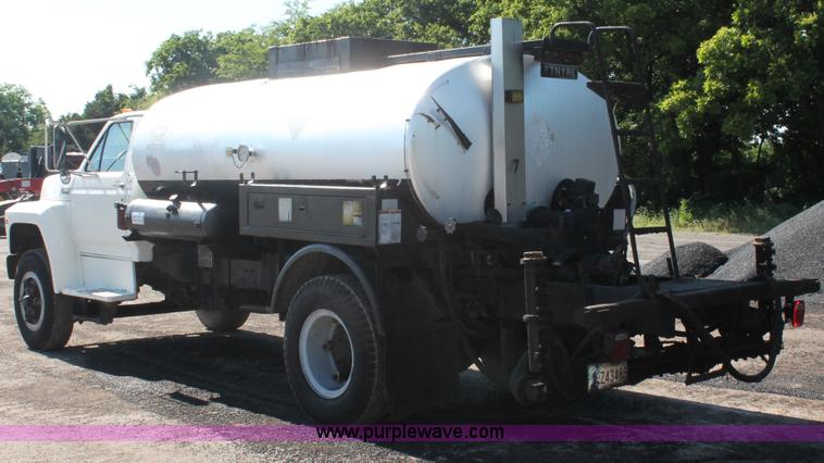 image for item K8866 1993 Ford F700 oil distribution truck