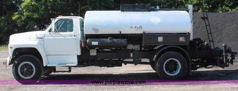 image for item K8866 1993 Ford F700 oil distribution truck