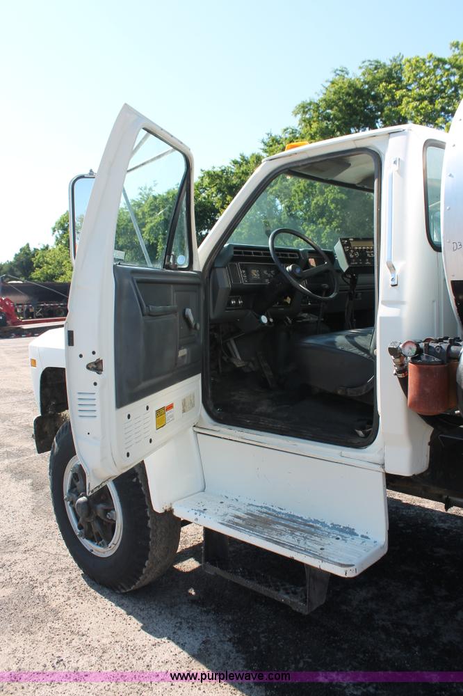 image for item K8866 1993 Ford F700 oil distribution truck