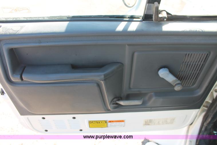 image for item K8866 1993 Ford F700 oil distribution truck