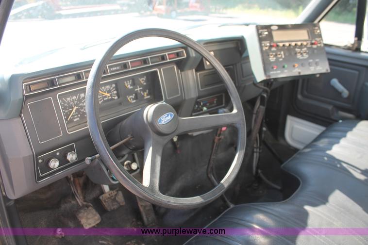 image for item K8866 1993 Ford F700 oil distribution truck