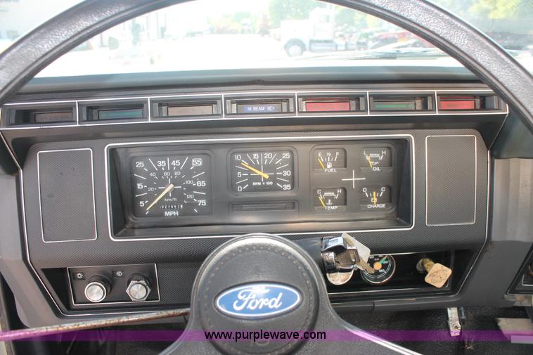 image for item K8866 1993 Ford F700 oil distribution truck