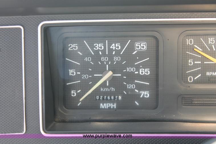 image for item K8866 1993 Ford F700 oil distribution truck