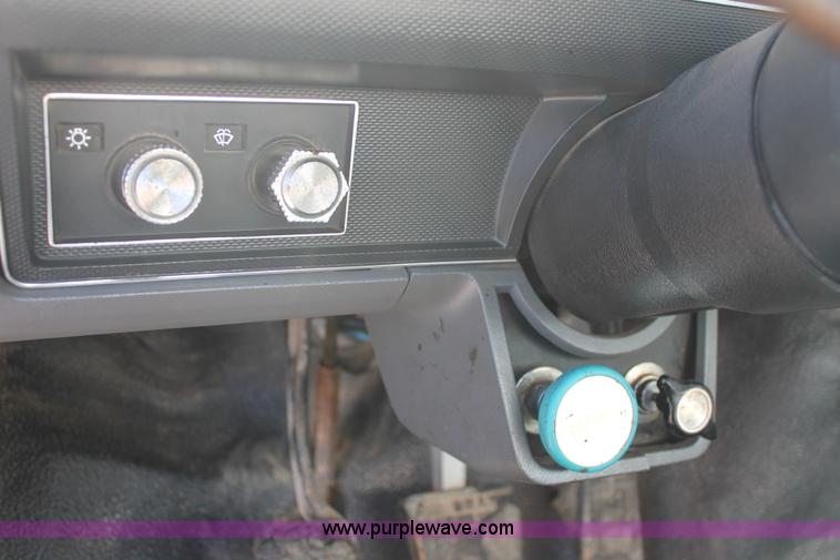 image for item K8866 1993 Ford F700 oil distribution truck