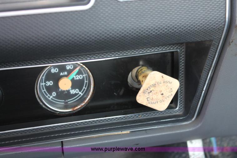 image for item K8866 1993 Ford F700 oil distribution truck