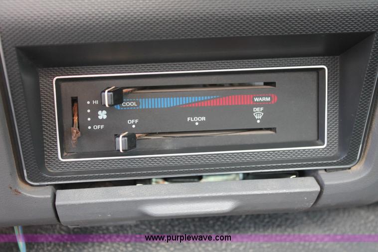 image for item K8866 1993 Ford F700 oil distribution truck