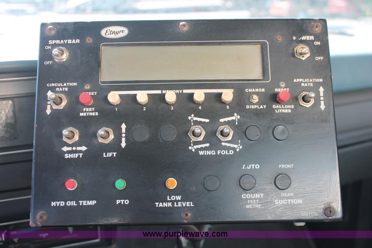 image for item K8866 1993 Ford F700 oil distribution truck