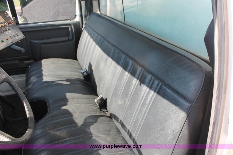 image for item K8866 1993 Ford F700 oil distribution truck