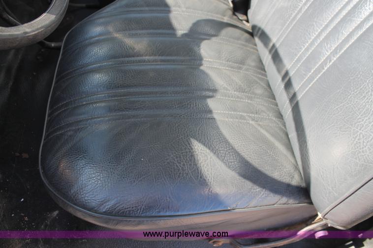 image for item K8866 1993 Ford F700 oil distribution truck