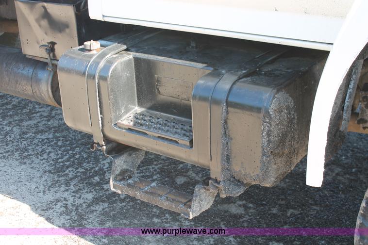 image for item K8866 1993 Ford F700 oil distribution truck