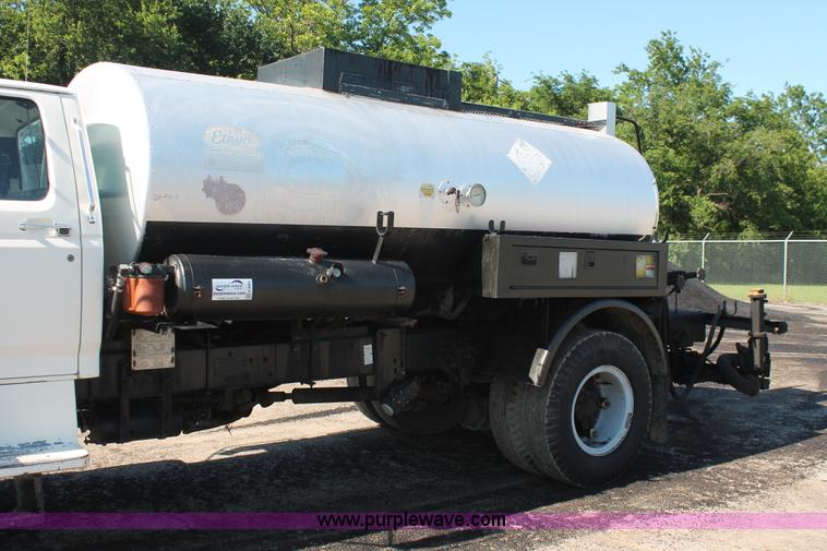 image for item K8866 1993 Ford F700 oil distribution truck