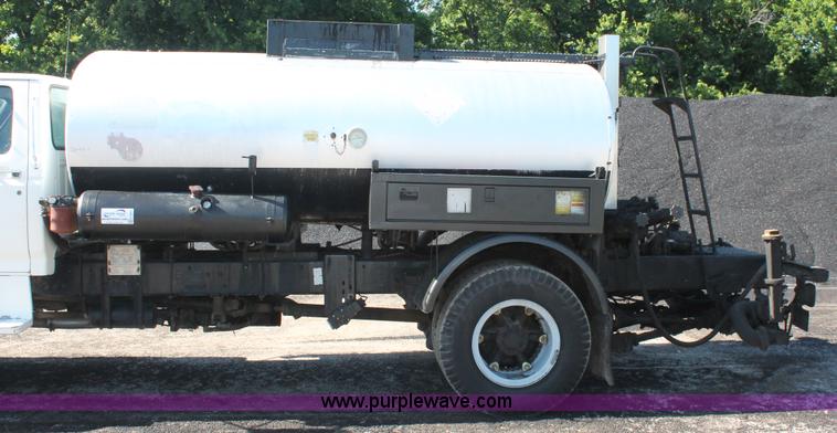 image for item K8866 1993 Ford F700 oil distribution truck