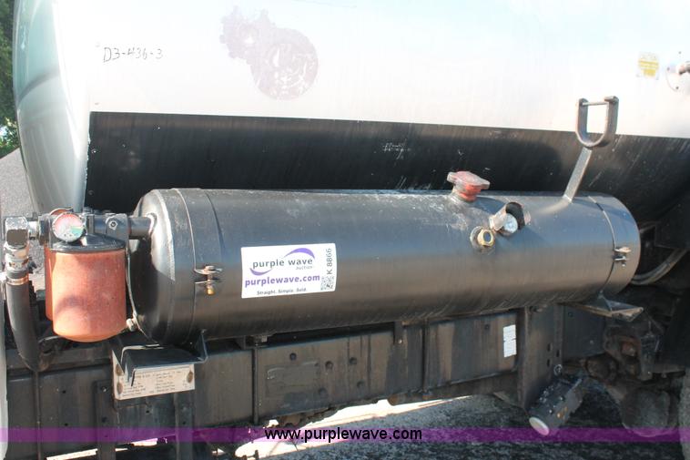 image for item K8866 1993 Ford F700 oil distribution truck