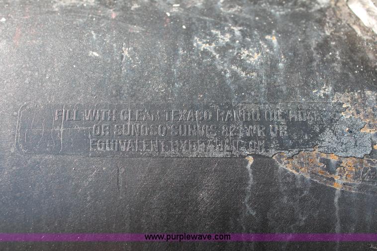 image for item K8866 1993 Ford F700 oil distribution truck