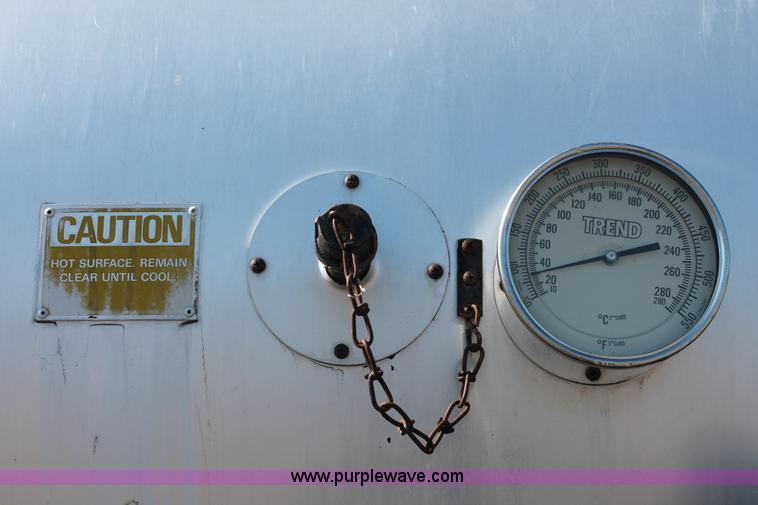 image for item K8866 1993 Ford F700 oil distribution truck