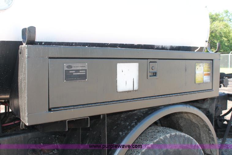 image for item K8866 1993 Ford F700 oil distribution truck