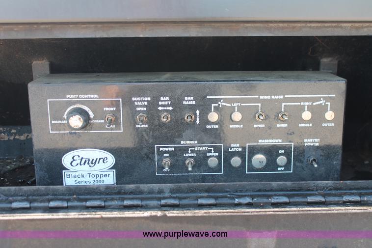 image for item K8866 1993 Ford F700 oil distribution truck