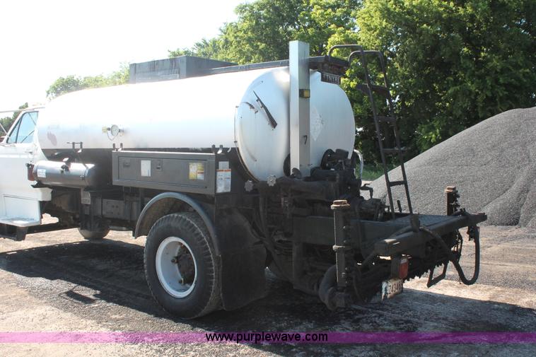 image for item K8866 1993 Ford F700 oil distribution truck
