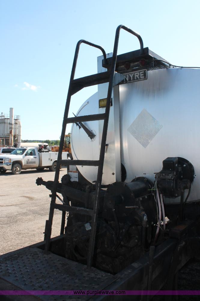 image for item K8866 1993 Ford F700 oil distribution truck