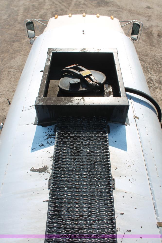 image for item K8866 1993 Ford F700 oil distribution truck