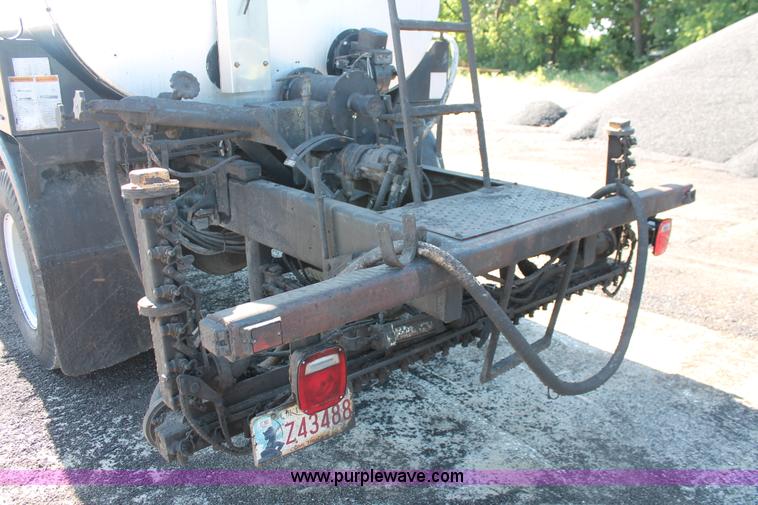 image for item K8866 1993 Ford F700 oil distribution truck