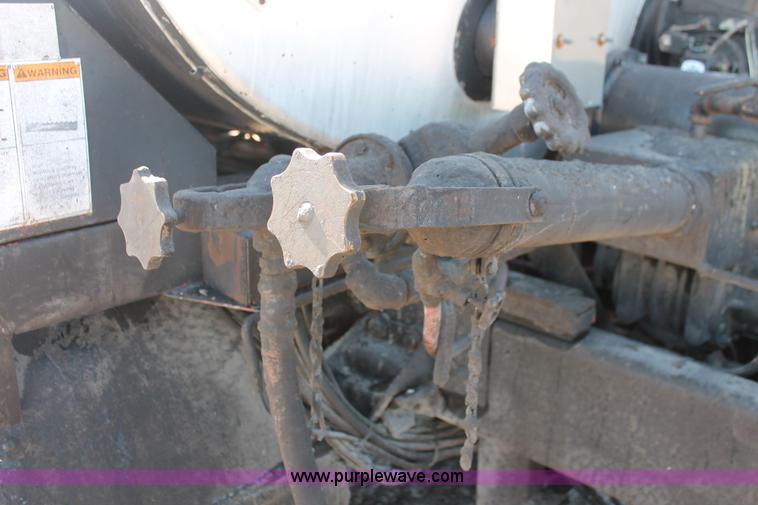 image for item K8866 1993 Ford F700 oil distribution truck