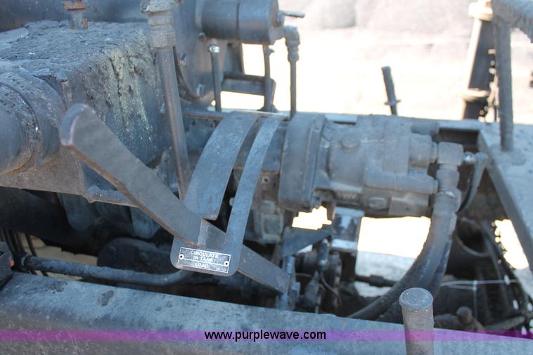 image for item K8866 1993 Ford F700 oil distribution truck