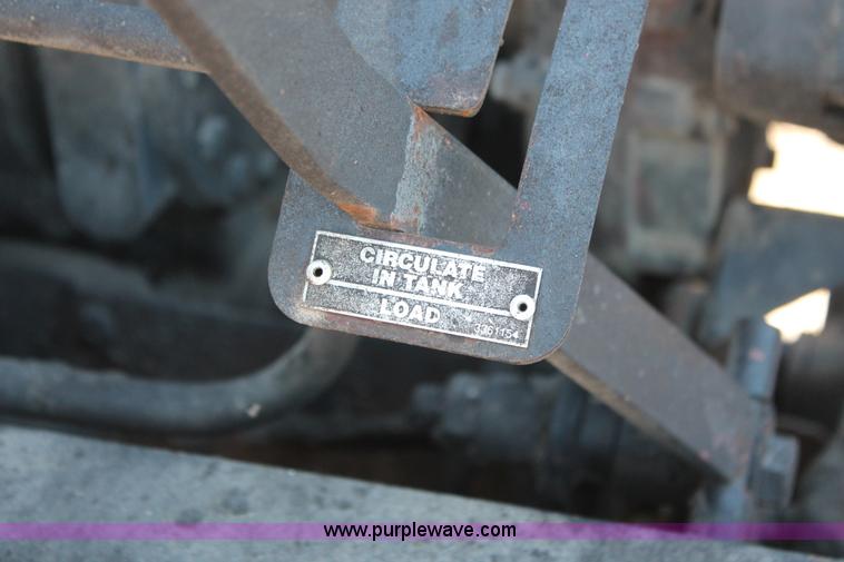 image for item K8866 1993 Ford F700 oil distribution truck