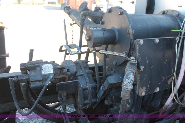 image for item K8866 1993 Ford F700 oil distribution truck