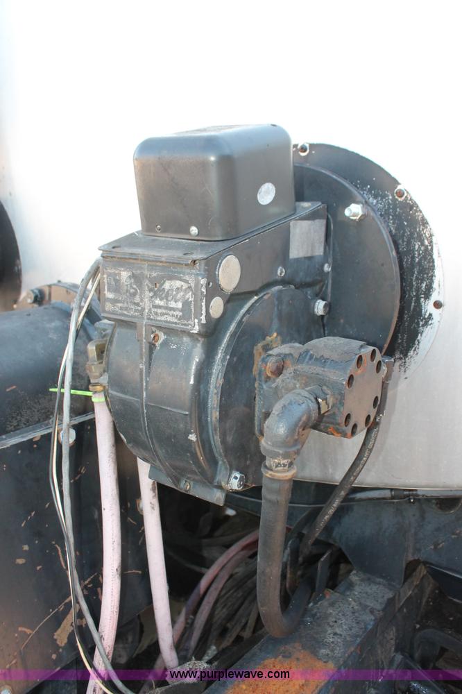 image for item K8866 1993 Ford F700 oil distribution truck