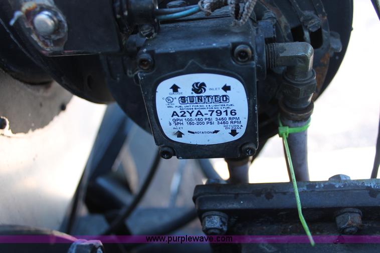 image for item K8866 1993 Ford F700 oil distribution truck