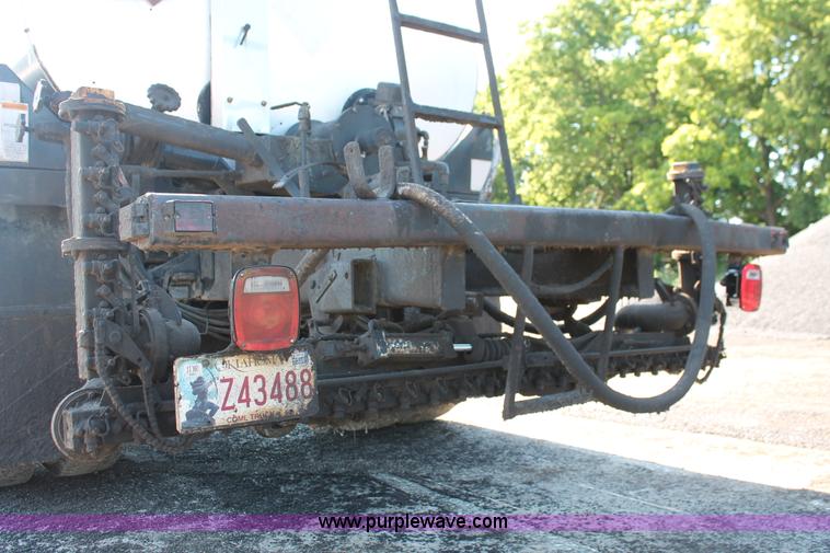 image for item K8866 1993 Ford F700 oil distribution truck