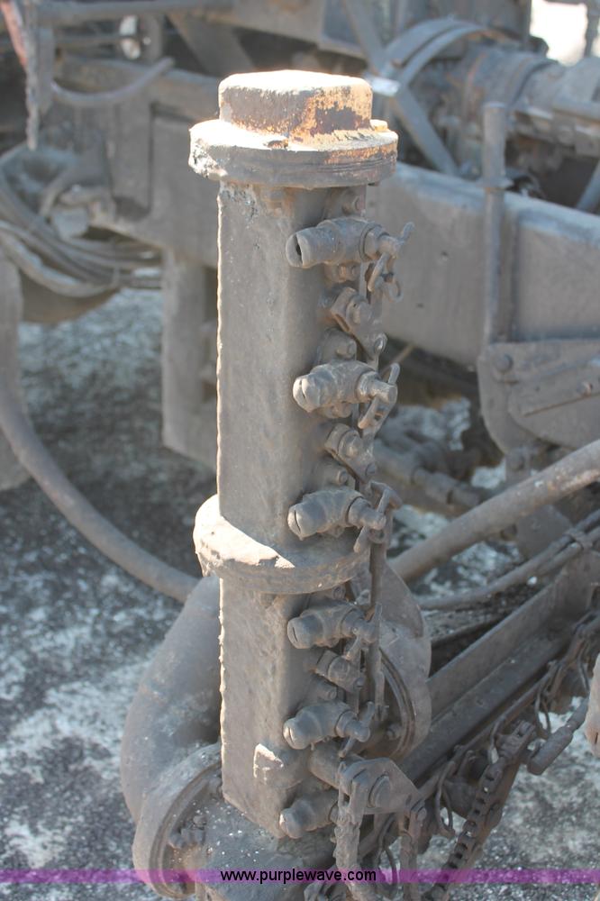 image for item K8866 1993 Ford F700 oil distribution truck