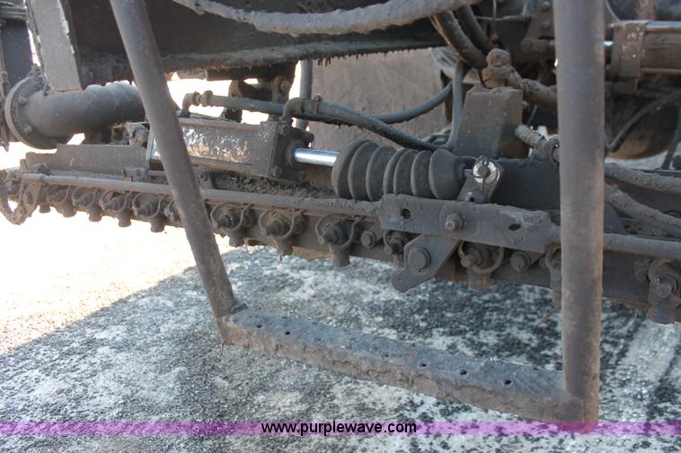 image for item K8866 1993 Ford F700 oil distribution truck