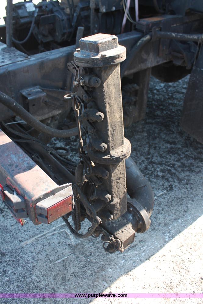 image for item K8866 1993 Ford F700 oil distribution truck