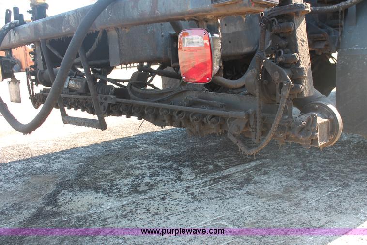 image for item K8866 1993 Ford F700 oil distribution truck