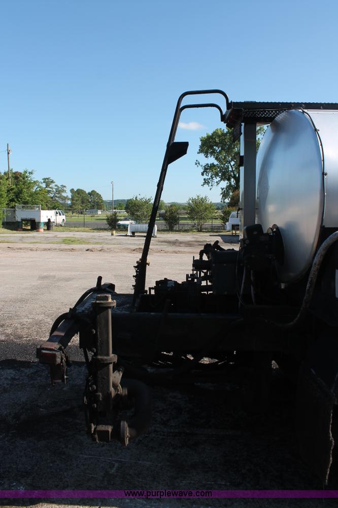 image for item K8866 1993 Ford F700 oil distribution truck