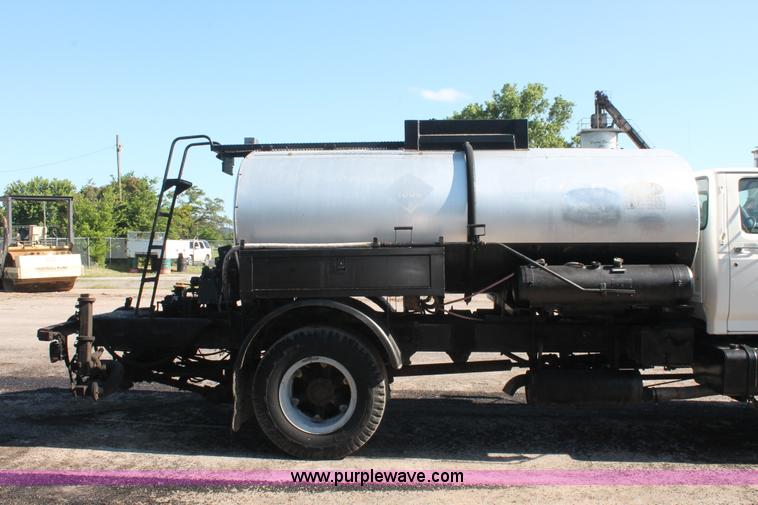 image for item K8866 1993 Ford F700 oil distribution truck