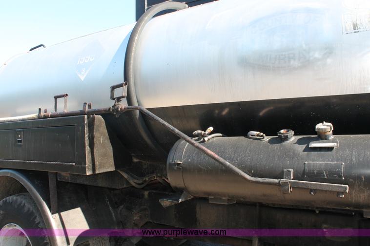 image for item K8866 1993 Ford F700 oil distribution truck