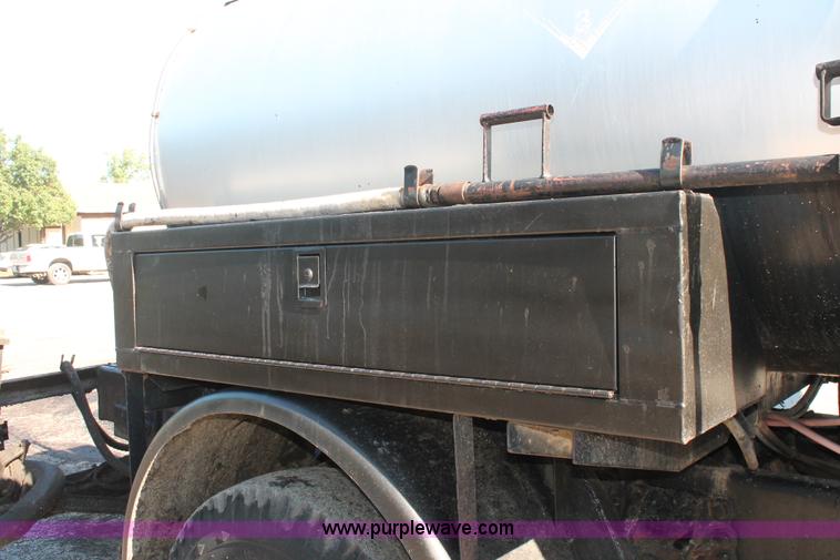 image for item K8866 1993 Ford F700 oil distribution truck