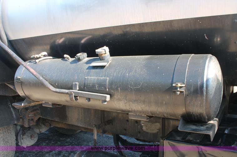 image for item K8866 1993 Ford F700 oil distribution truck