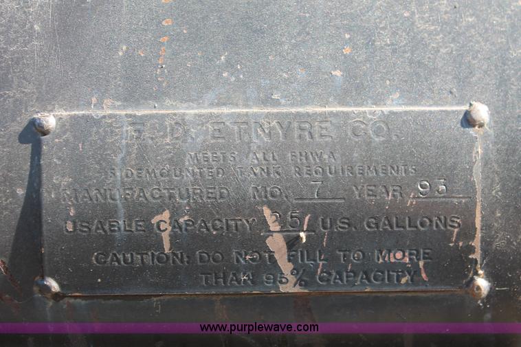 image for item K8866 1993 Ford F700 oil distribution truck