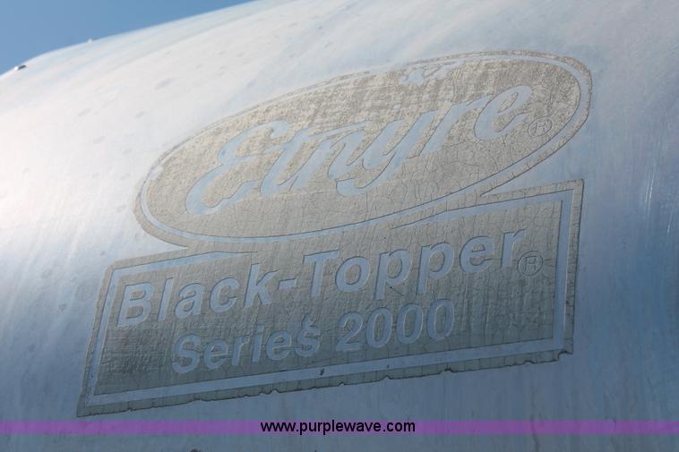 image for item K8866 1993 Ford F700 oil distribution truck