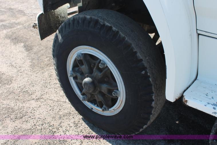 image for item K8866 1993 Ford F700 oil distribution truck