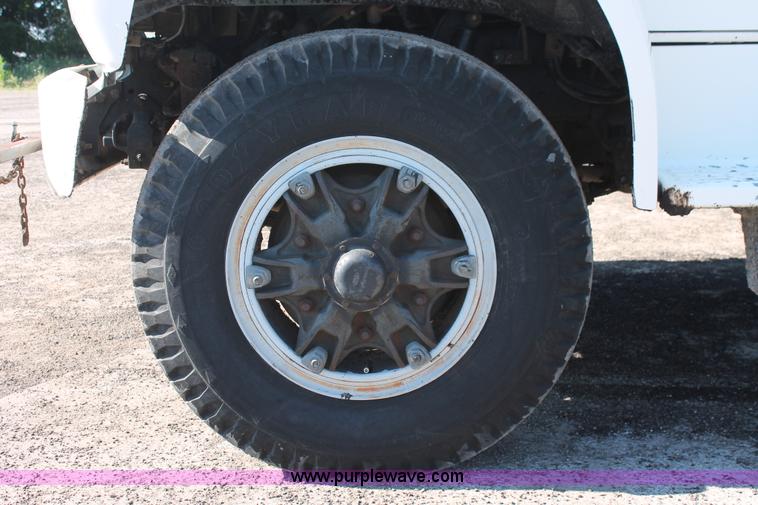 image for item K8866 1993 Ford F700 oil distribution truck