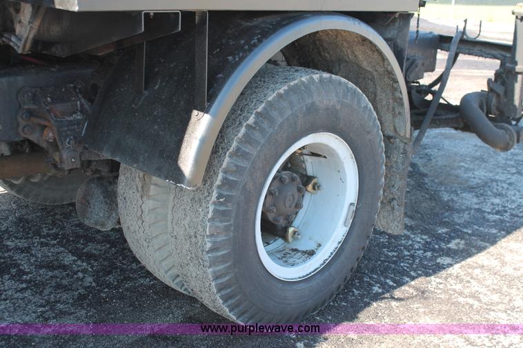 image for item K8866 1993 Ford F700 oil distribution truck