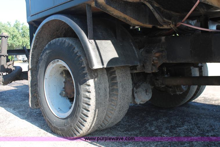 image for item K8866 1993 Ford F700 oil distribution truck